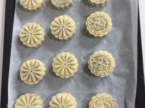 依次做好所有的月饼胚！
