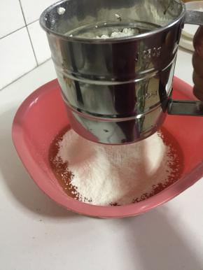 月饼预拌粉过筛加入容器中！