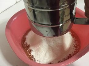 月饼预拌粉过筛加入容器中！