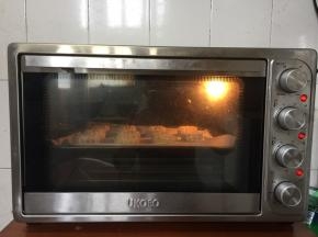 放入预热好的烤箱中层，温度转为上火190度，下火170度，烘烤5分钟！（烤箱温度根据自己的烤箱实际温度，适当调整，我家烤箱下火温度偏高20度，所以调为170度！）