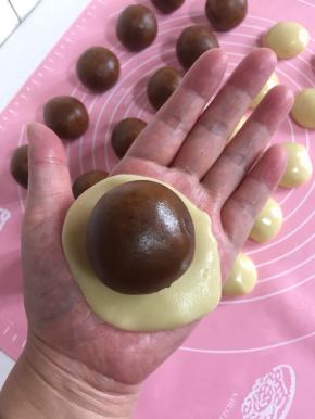 把馅儿料放在皮的中心位置！