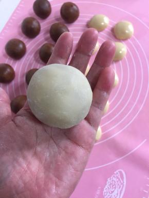 包好的月饼胚薄薄的滚一层粉，搓圆！（粉不要太多，要不然烤的时候容易干裂！）