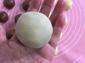 包好的月饼胚薄薄的滚一层粉，搓圆！（粉不要太多，要不然烤的时候容易干裂！）