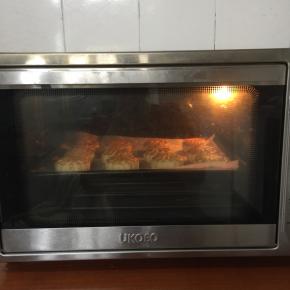 继续放入烤箱，烤8分钟后取出，再刷一层薄薄的蛋液送回烤箱，烤5分钟！烤好的月饼出炉，放在烤架上晾凉，室温放置回油即可！