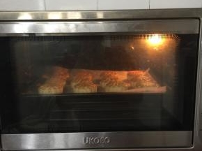 继续放入烤箱，烤8分钟后取出，再刷一层薄薄的蛋液送回烤箱，烤5分钟！烤好的月饼出炉，放在烤架上晾凉，室温放置回油即可！