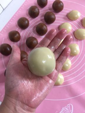 用虎口将皮从底部往上推，推到顶部之后抹平，搓圆！