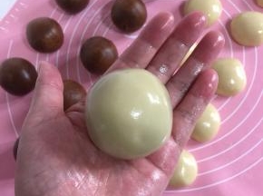 用虎口将皮从底部往上推，推到顶部之后抹平，搓圆！