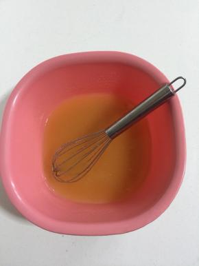 用手抽混合均匀，搅拌至玉米油乳化发白和转化糖浆融为一体即可。