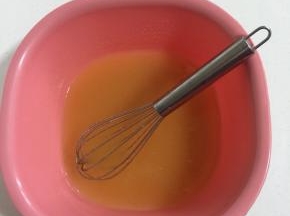 用手抽混合均匀，搅拌至玉米油乳化发白和转化糖浆融为一体即可。