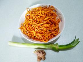 虫草花，大葱和生姜。