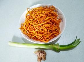 虫草花，大葱和生姜。