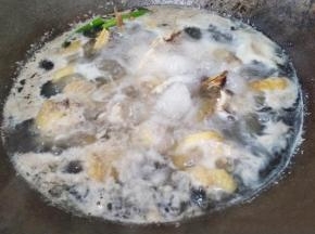 冷水锅里放入鸡肉，三片生姜和葱叶，开火焯水至水开。