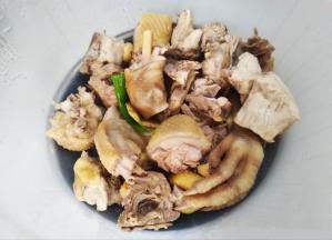 捞出鸡肉，冲干净浮末，沥水备用。