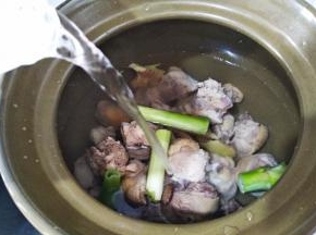 鸡肉大葱生姜放砂锅里，注入清水。