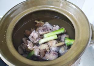 水一次性加足了，开大火烧开后转小火炖一个小时。