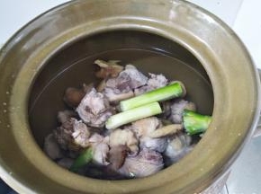 水一次性加足了，开大火烧开后转小火炖一个小时。