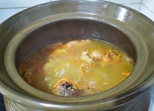 然后放入虫草花炖半个小时