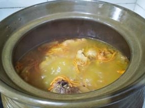 然后放入虫草花炖半个小时