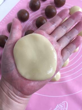 把皮放在掌心按扁！