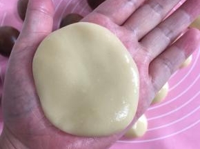 把皮放在掌心按扁！