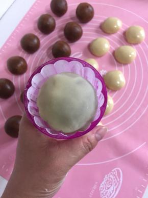 月饼模具中撒少许干粉，滚动模具使粉附着均匀，然后轻轻磕掉多余的粉！这样就很容易脱模了！把滚好粉的月饼胚放进模具中！轻轻按压一下！（这个时候可以把烤箱预热了！200度预热10分钟！）