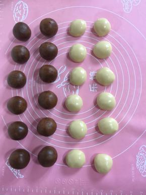 75克的月饼模具皮25克馅儿50克！馅料和皮按重量称好，搓圆，并排放好！