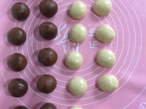 75克的月饼模具皮25克馅儿50克！馅料和皮按重量称好，搓圆，并排放好！