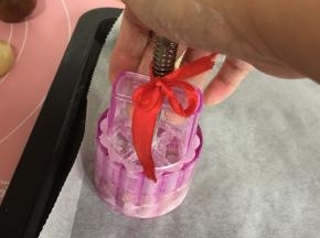 烤盘上提前铺一层油纸，最后按在烤盘上脱模即可！