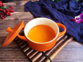 炸虾的油盛出一部分，保存好，留着炒菜用，尤其是炒素菜很美味。