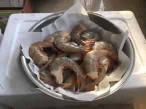 将虾头去掉（另外做其它用），开背挑出虾线，清洗干净，沥一下水分，用厨房用纸把水分吸干。