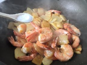 放入适量的盐调味。