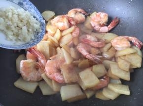倒入蒜末，翻炒均匀，此时香气四溢。