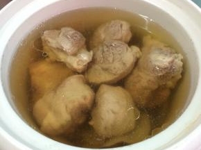 肉，海底椰和干无花果放入电炖锅中，加2碗半开水，电炖锅煲1.5至2小时，中途最好把浮沫撇出来，这样煲出来的汤水会清澈些