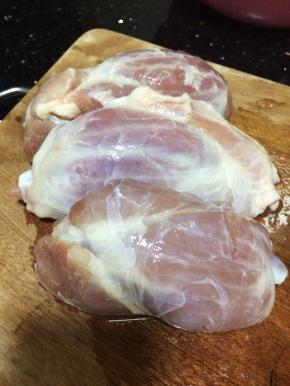 猪展肉洗干净去肥油和筋膜，这样煲出来的汤水没那么油，如果你不介意汤面面飘着一层肥膏，可以省略这步