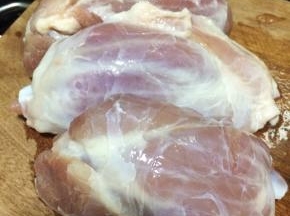 猪展肉洗干净去肥油和筋膜，这样煲出来的汤水没那么油，如果你不介意汤面面飘着一层肥膏，可以省略这步