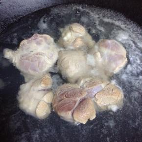 瘦肉切块，放入沸水中焯水备用