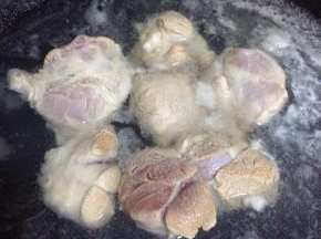 瘦肉切块，放入沸水中焯水备用