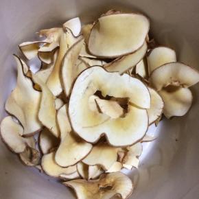 海底椰可提前让它泡个冷水澡（我懒，洗净直接用）干无花果洗净一同入内，无花果不宜太多，否则汤会变成汤水。没有无花果的可以用一颗蜜枣