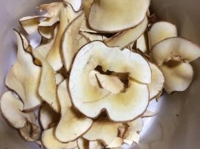 海底椰可提前让它泡个冷水澡（我懒，洗净直接用）干无花果洗净一同入内，无花果不宜太多，否则汤会变成汤水。没有无花果的可以用一颗蜜枣
