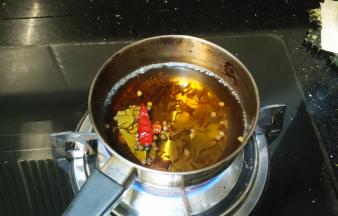 奶锅放入适量水煮开