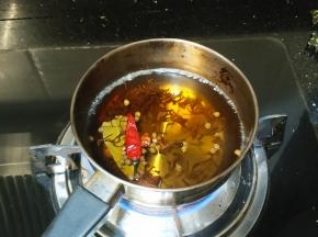 奶锅放入适量水煮开