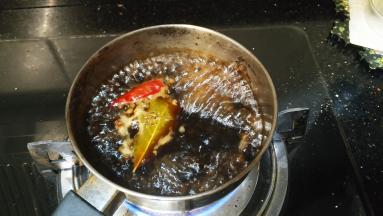 大火煮五分钟，香料和茶叶出味