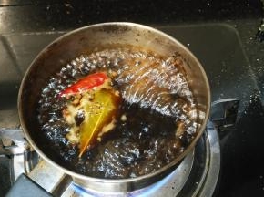 大火煮五分钟，香料和茶叶出味