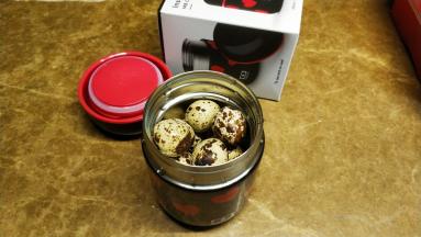 倒出Monbento焖烧杯的热水，放入鹌鹑蛋