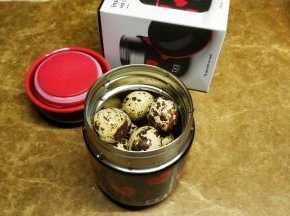 倒出Monbento焖烧杯的热水，放入鹌鹑蛋