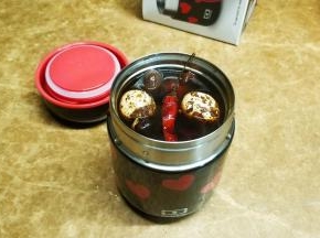 将卤汁倒入Monbento焖烧杯里