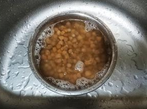 虾干、瑶柱洗净后浸泡3小时