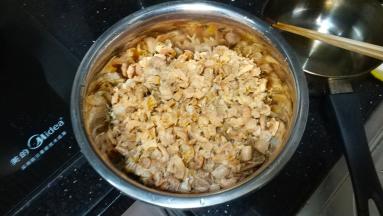 泡软的干贝用刀背压碎或手撕，虾干剁碎。但个人喜欢不太碎的。