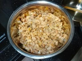 泡软的干贝用刀背压碎或手撕，虾干剁碎。但个人喜欢不太碎的。