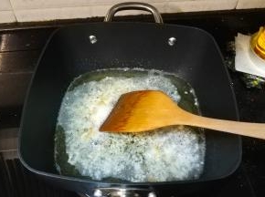 放入蒜蓉炸香